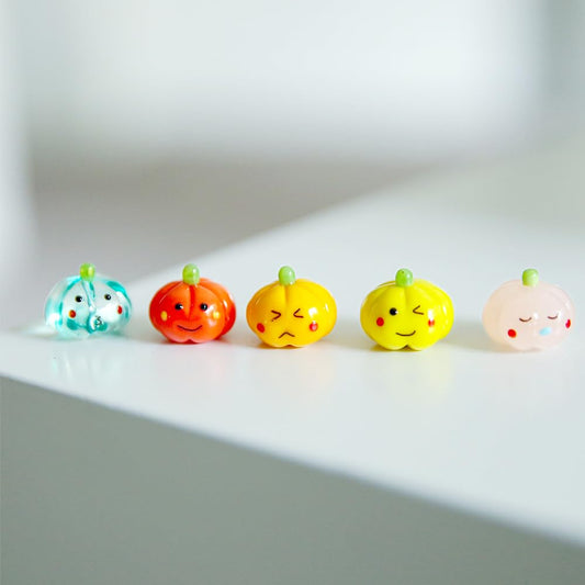 Mollytek 5PCS Mini Hand Blown Glass Figurines Collectibles Miniature Hand Blown Glass Ornaments Decor Assorted Cute Home Office Table Computer Car Dashboard Ornament (Pumpkin)