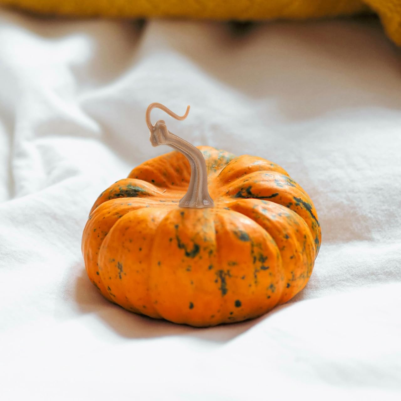 SUPVOX 50Pcs Foam Pumpkin Stems: 6.5x1.6cm for Halloween & Thanksgiving DIY Crafts - Realistic Pumpkin Handles for Halloween Decoration