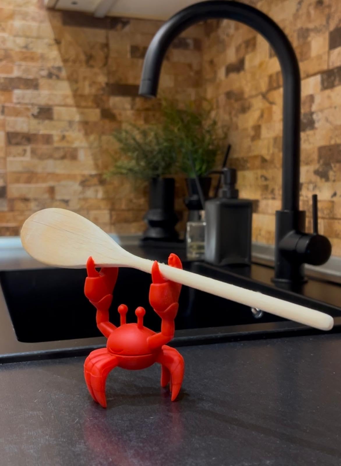 RED Crab Silicone Spoon Rest – Fun, BPA-free and heat-resistant utensil holder. Non-slip, easy to clean, keeps your kitchen tidy and doubles as a steam releaser.