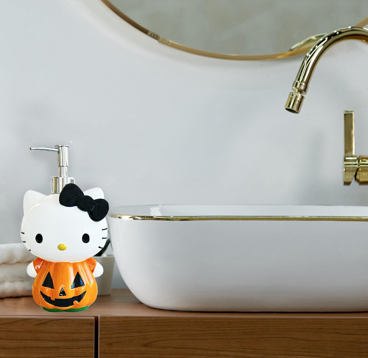 Jay Franco Hello Kitty Pumpkin Jack - O- Lantern Soap Dispenser - Autumn & Halloween Bathroom Decor and Storage - Orange Resin Lotion Pump