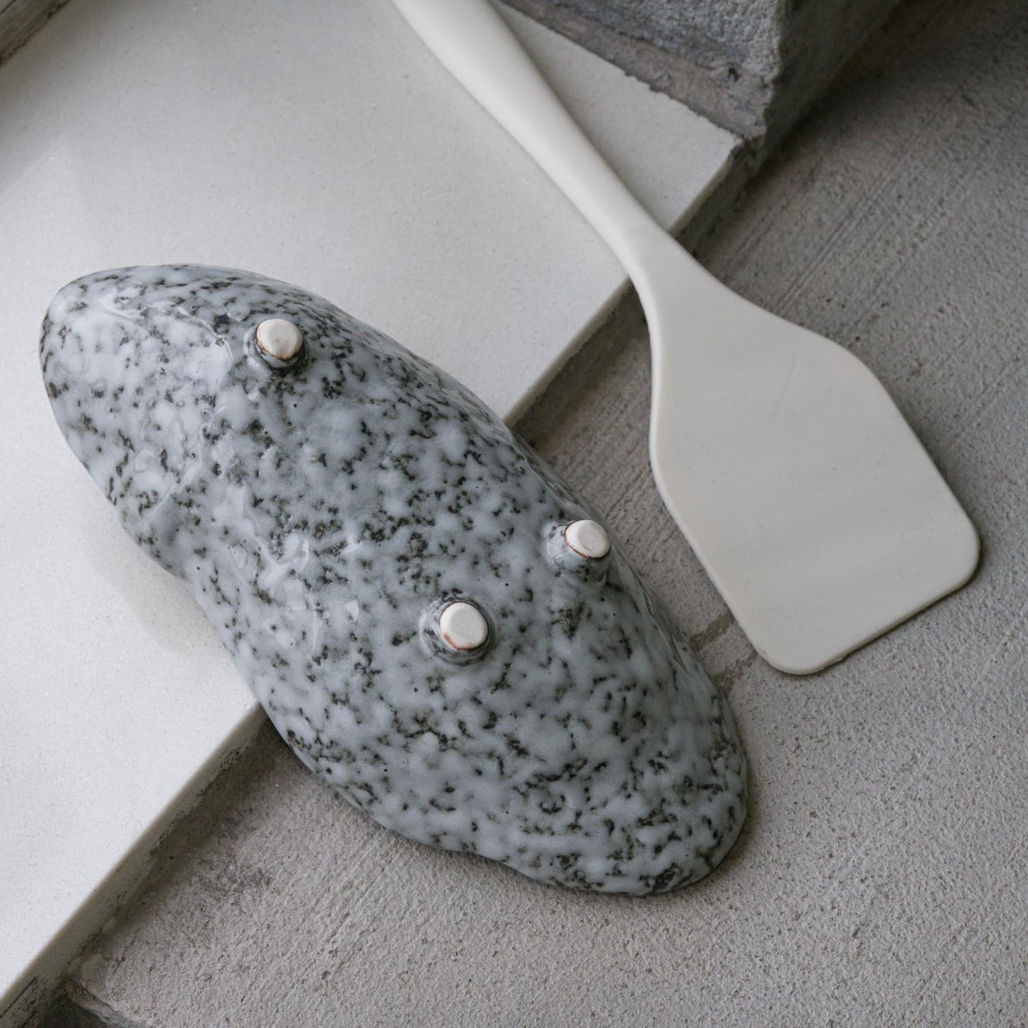 LINXUXIE Large Ceramic Spoon Rest for Stove Top, Oyster Shell-Shaped Stable Glaze Sauce Tray Fruits Dish Porcelain Utensil Spoon Holder for Kitchen Counter Dining Table Decor Easy Clean (Silver)