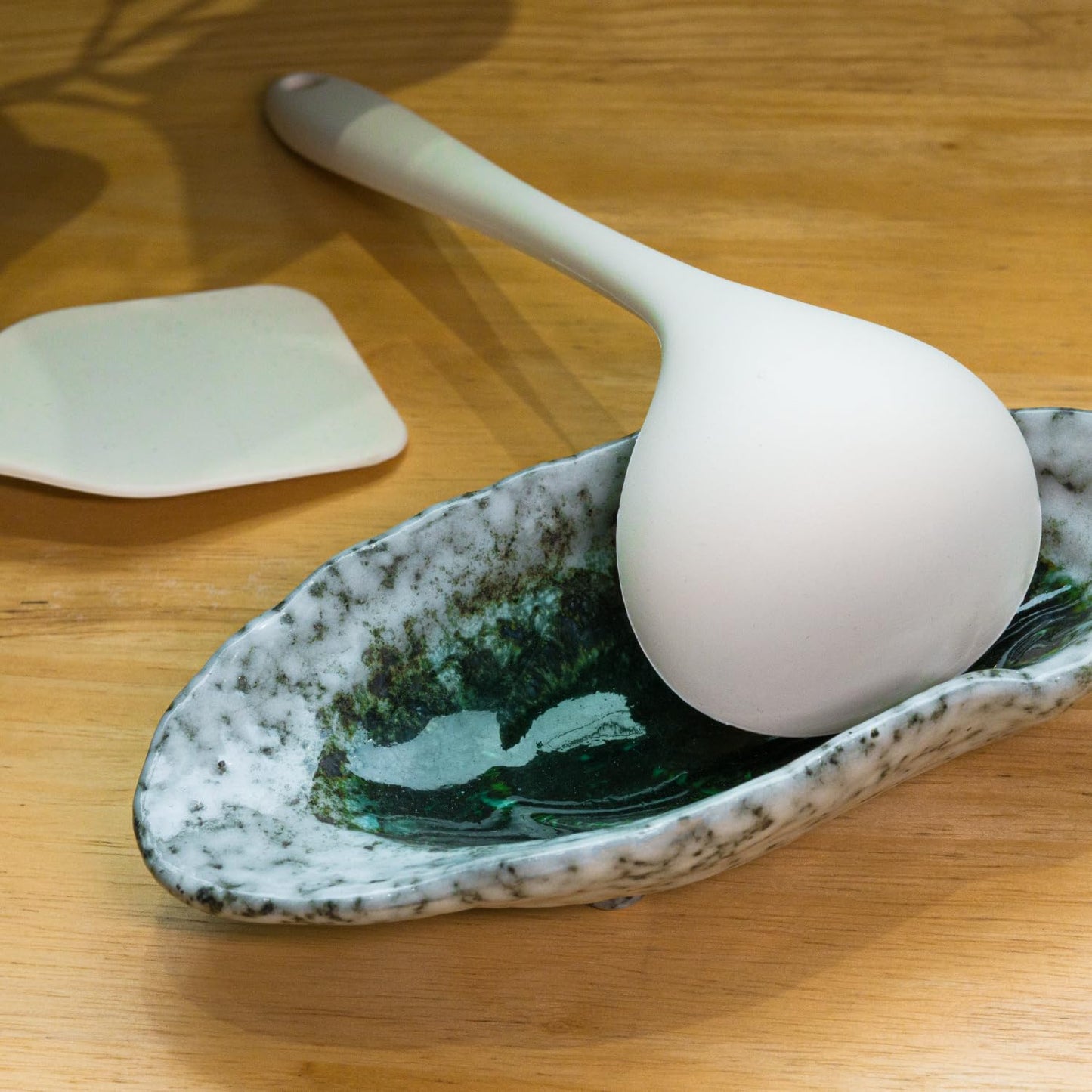 LINXUXIE Large Ceramic Spoon Rest for Stove Top, Oyster Shell-Shaped Stable Glaze Sauce Tray Fruits Dish Porcelain Utensil Spoon Holder for Kitchen Counter Dining Table Decor Easy Clean (Silver)