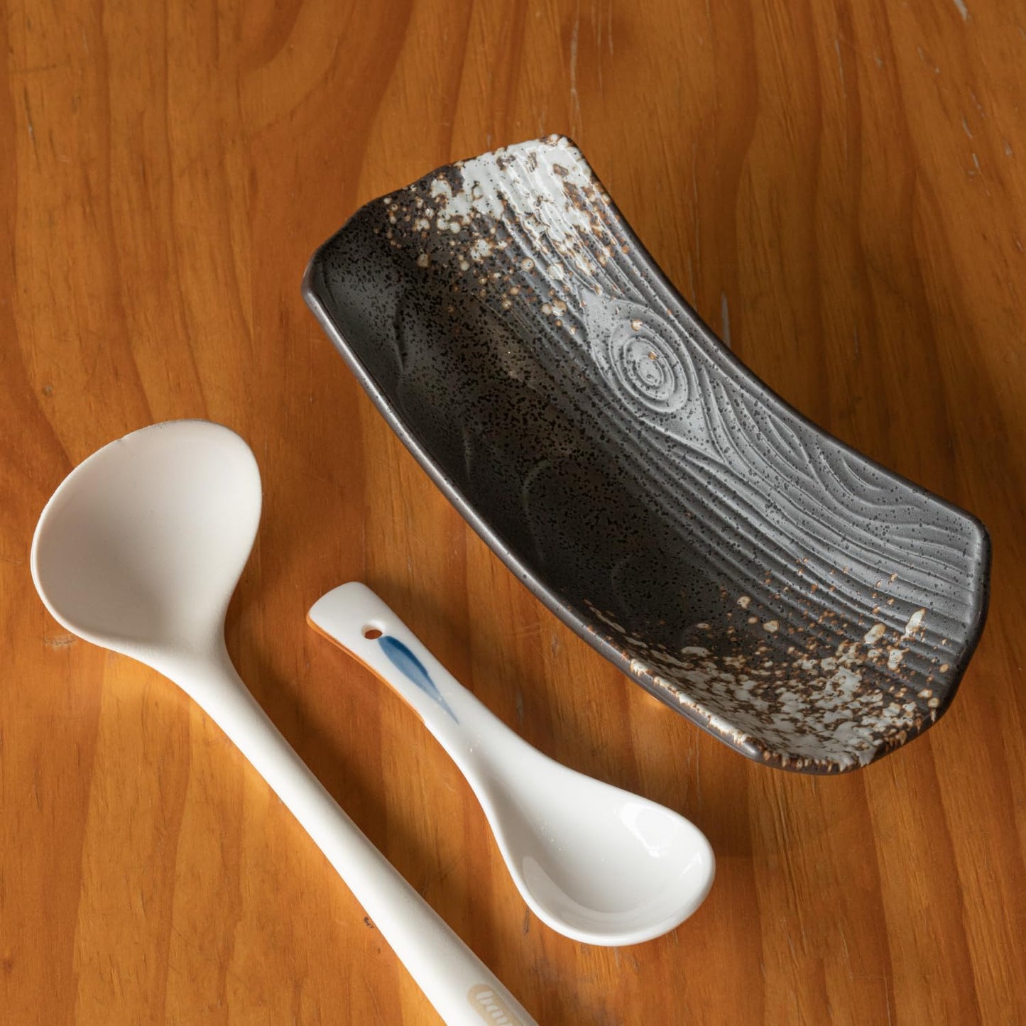 Aijohnny Large Ceramic Spoon Rest for Stove Top, Stable Porcelain Utensil Spoon Holder for Kitchen Counter Bridge Dish Glaze Sauce Tray Fruits Dish Dining Table Decor Easy Clean (Black)
