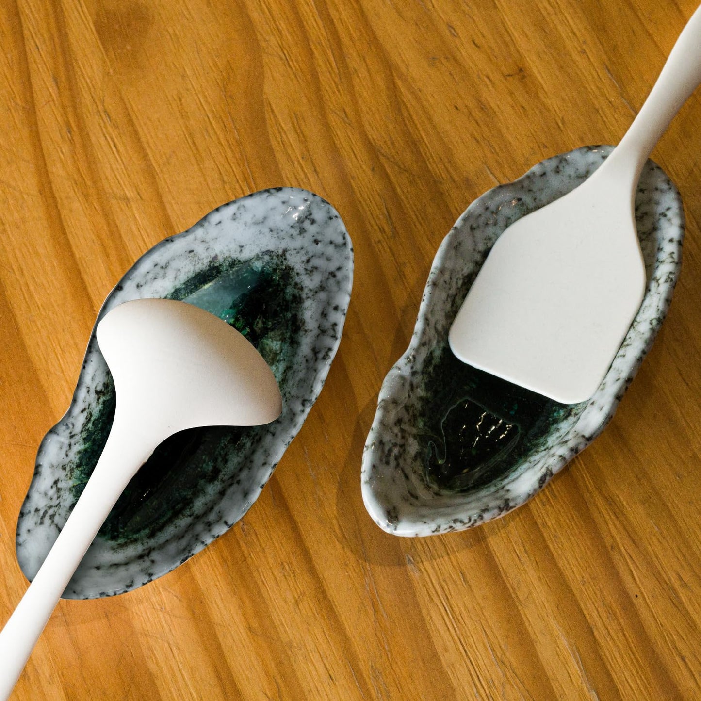 LINXUXIE Large Ceramic Spoon Rest for Stove Top, Oyster Shell-Shaped Stable Glaze Sauce Tray Fruits Dish Porcelain Utensil Spoon Holder for Kitchen Counter Dining Table Decor Easy Clean (Silver)