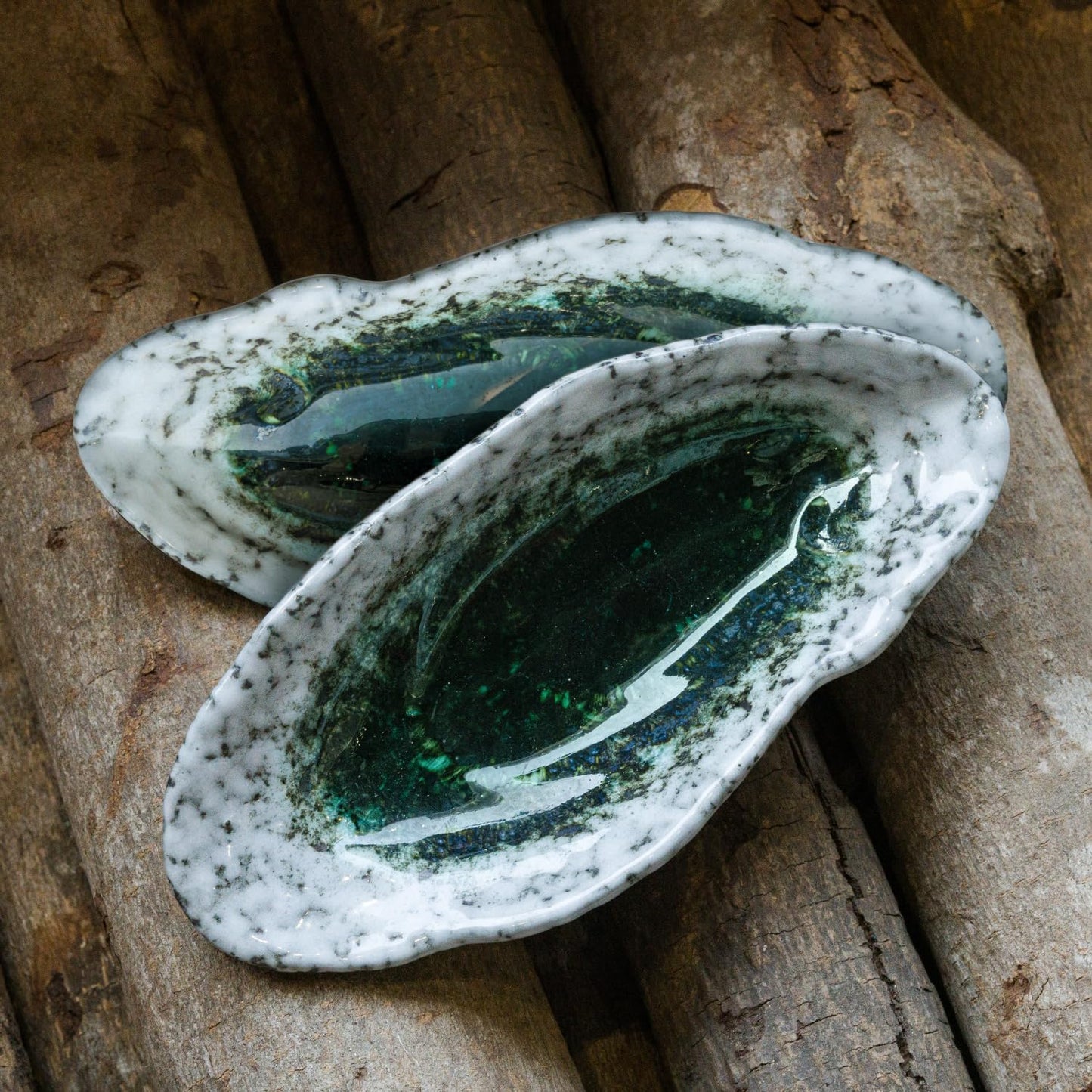 LINXUXIE Large Ceramic Spoon Rest for Stove Top, Oyster Shell-Shaped Stable Glaze Sauce Tray Fruits Dish Porcelain Utensil Spoon Holder for Kitchen Counter Dining Table Decor Easy Clean (Silver)