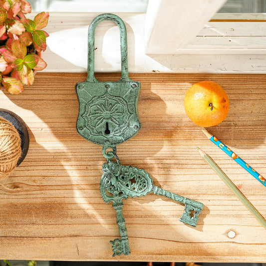 Sungmor Vintage Cast Iron Decorative Padlock and Keys-Rustic Wall Hanging,Ornate Lock Sculpture for Home,Farmhouse & Boho Decor, Aerugo Finish