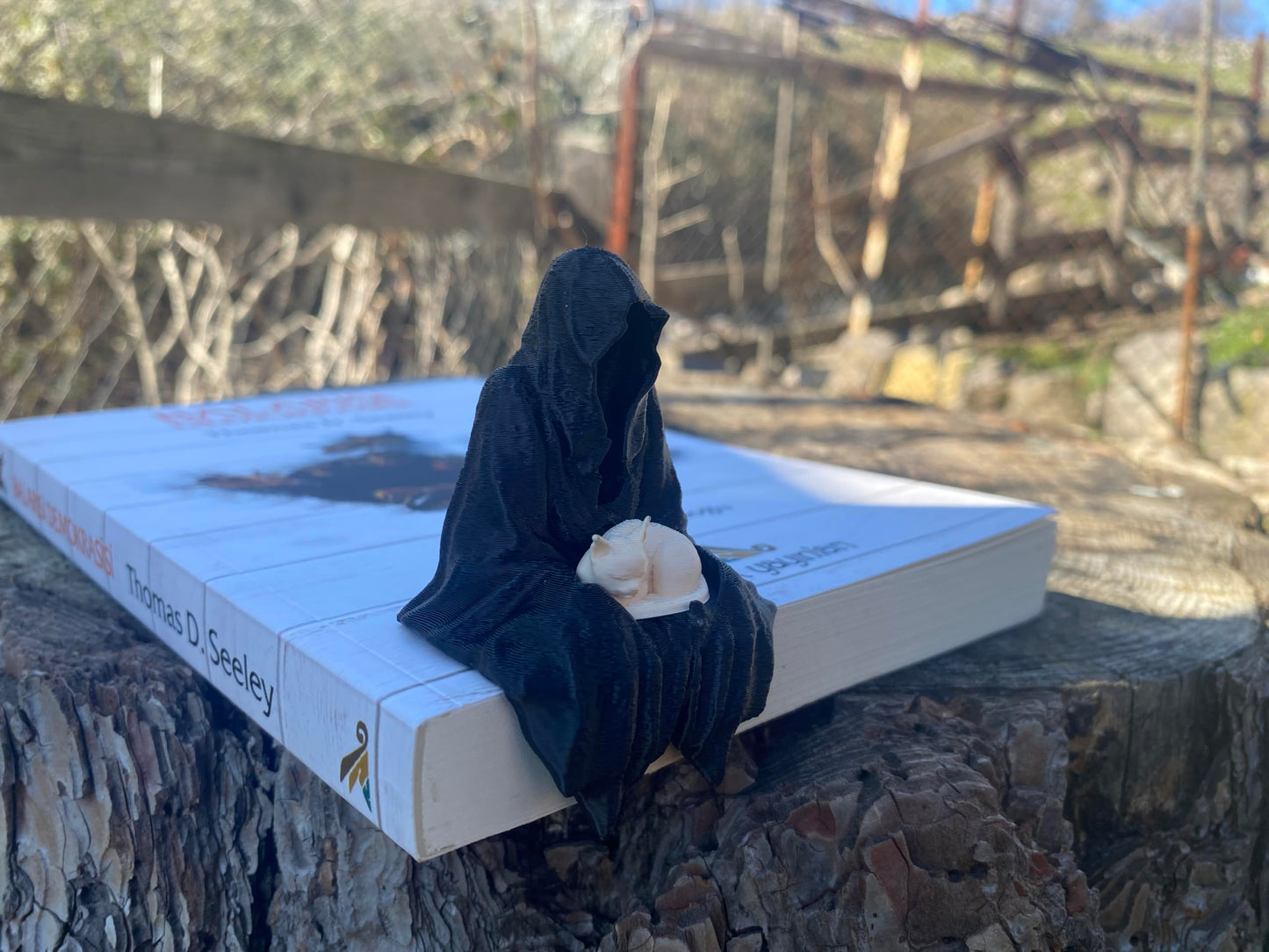 Sitting Ghost Figurine with Sleeping Cat – Suriel ACOTAR Inspired Decoration | Fantasy Bookish Home Decor | Gothic Spooky Aesthetic For Cat Lovers