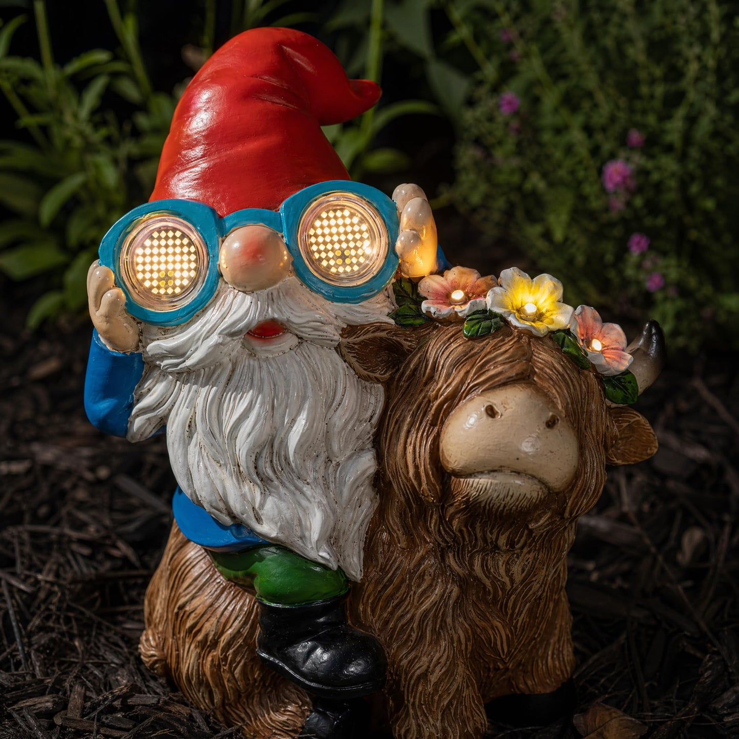C&Y&G&X Solar Garden Gnome Statue with Highland Cow, Outdoor Solar Garden Decor with LED Lights, Waterproof Resin Yard Art Lawn Ornament for Patio Yard Porch, Gifts for Women Garden Lovers